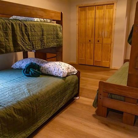 Twelve Pines Resort - South Lodge With Private Pier On Catfish Lake Eagle River Exteriör bild