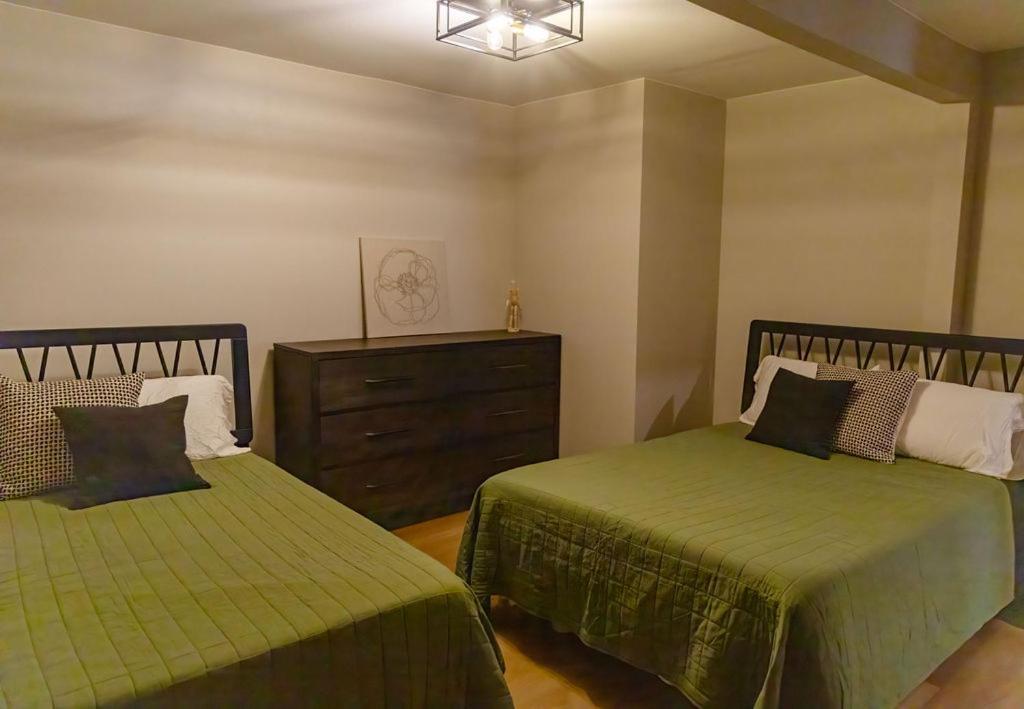 Twelve Pines Resort - South Lodge With Private Pier On Catfish Lake Eagle River Exteriör bild