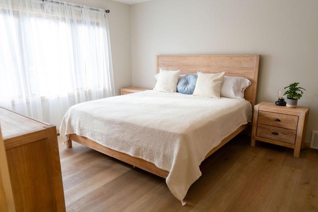 Twelve Pines Resort - South Lodge With Private Pier On Catfish Lake Eagle River Exteriör bild