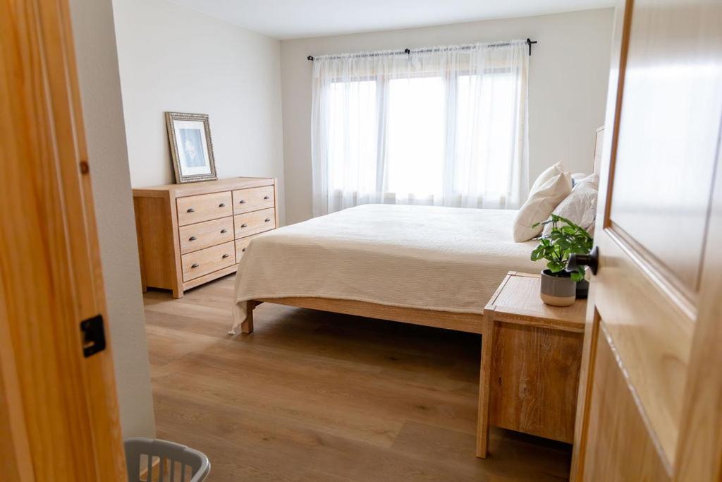 Twelve Pines Resort - South Lodge With Private Pier On Catfish Lake Eagle River Exteriör bild