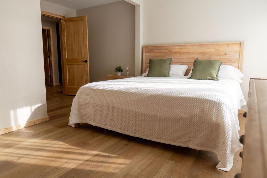 Twelve Pines Resort - South Lodge With Private Pier On Catfish Lake Eagle River Exteriör bild