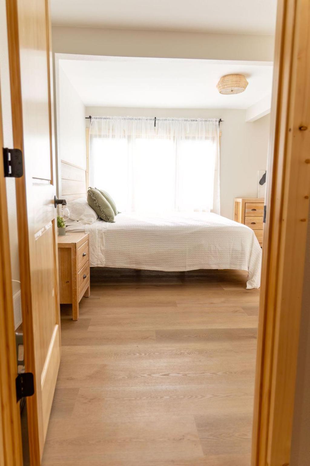 Twelve Pines Resort - South Lodge With Private Pier On Catfish Lake Eagle River Exteriör bild